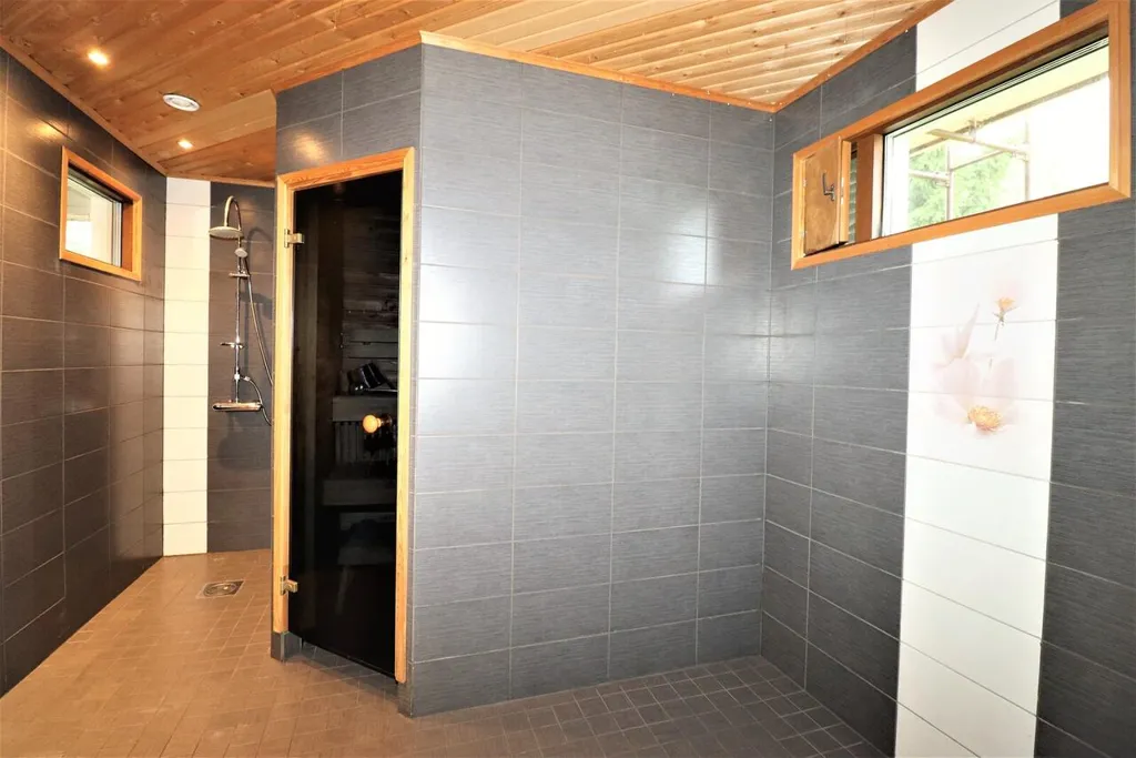 Salles de bain - Personalised Detached House with Sauna in Hyllykallio