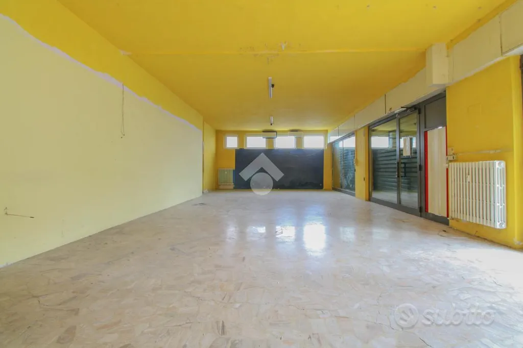 Pièces - Office with Large Windows in Mozzo