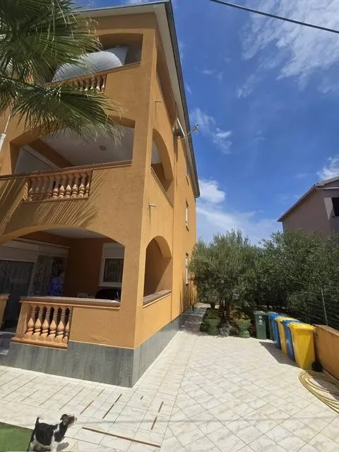 Välivaade - Spacious 4-Bedroom Apartment with Terrace in Pula