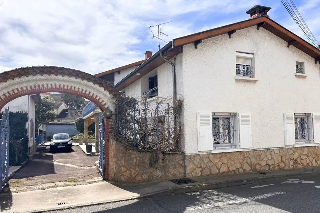 Välivaade - Two-Building Estate with Courtyard in Mions