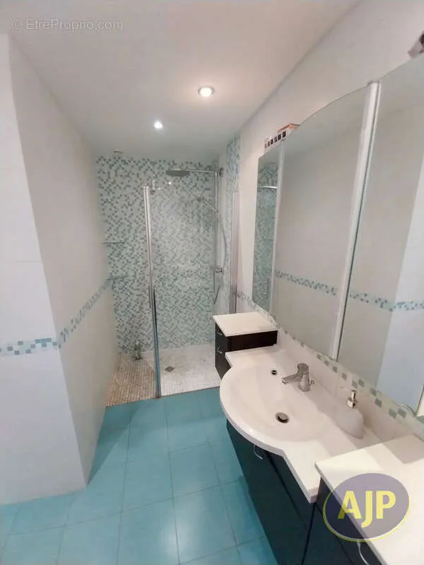 Salles de bain - Villa d'Architecte avec Jardin à Saint-Marc-sur-Mer