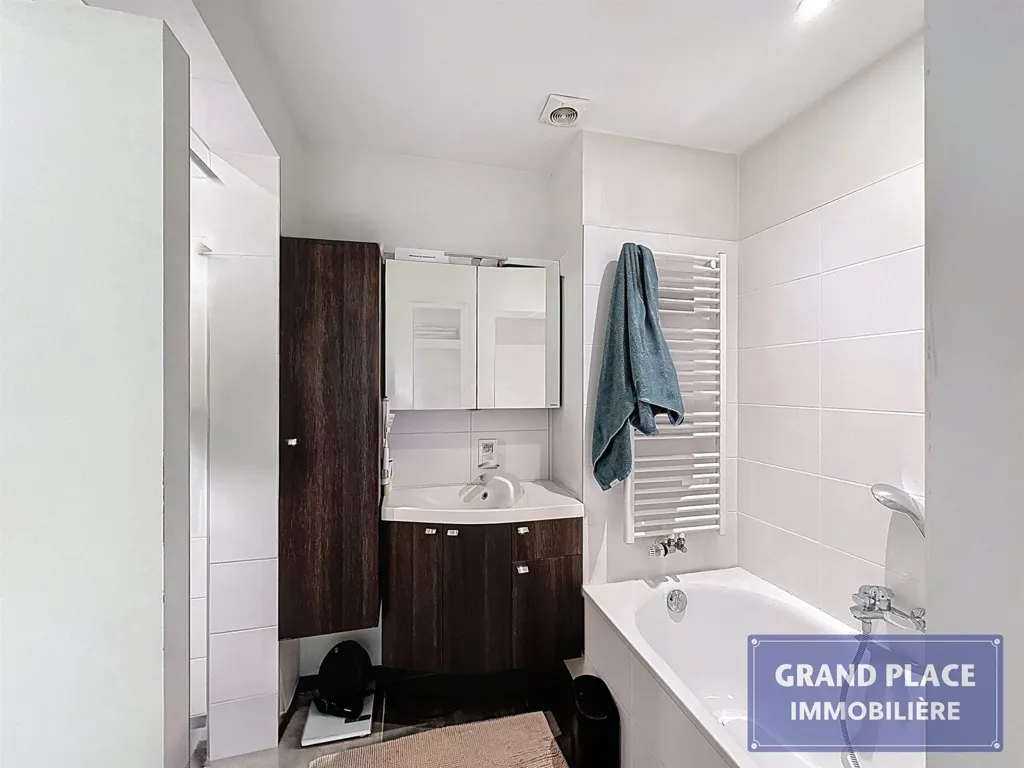Salles de bain - Immeuble avec Entrepôt et Appartements Rénovés près de Bruxelles