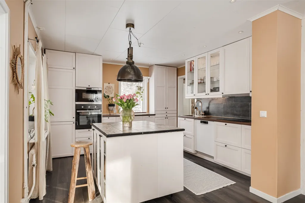 Kitchen - Charming Older House with Garden in Ramvik
