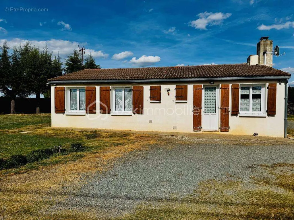 Extérieur - Pavillon de Plain-Pied 3CH avec Grand Terrain à Ruffec