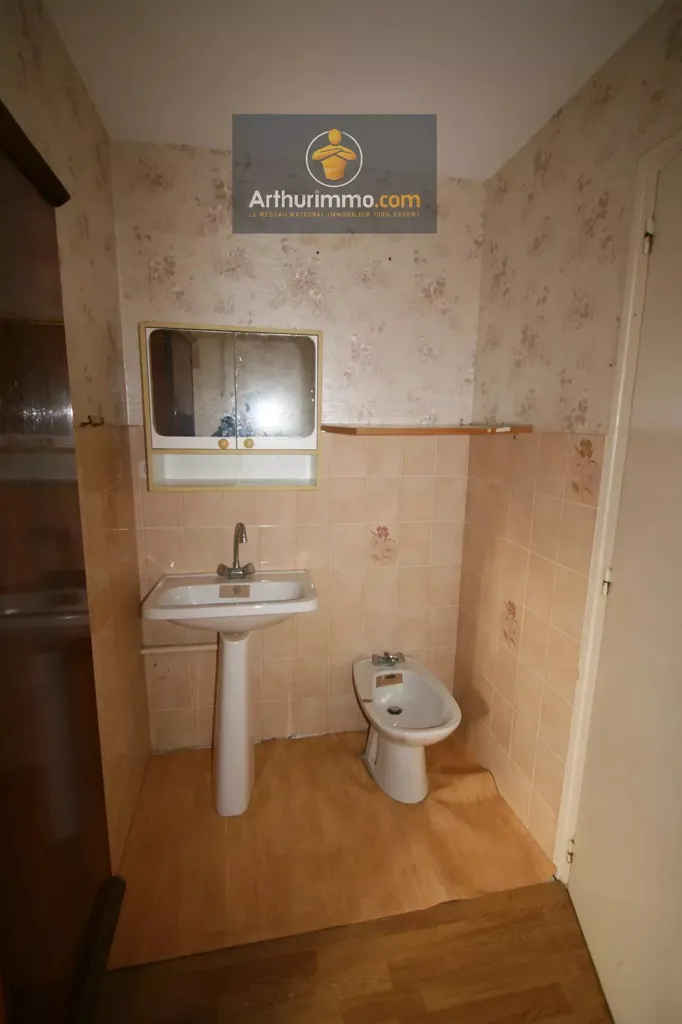 Salles de bain - Maison Traditionnelle avec Terrasse à Guegon