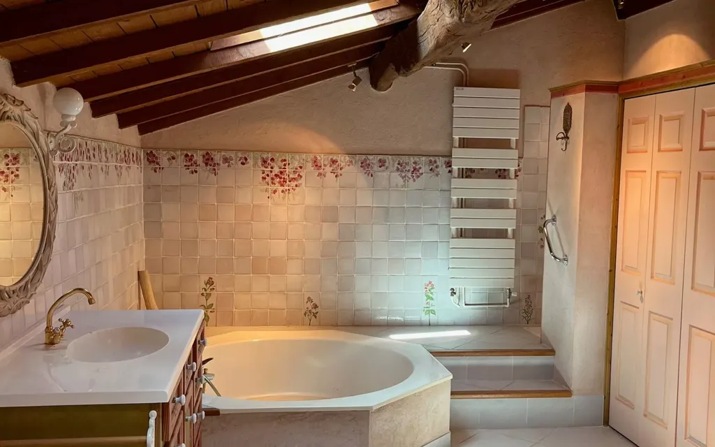 Salles de bain - Maison en Pierre avec Piscine à Dommartin