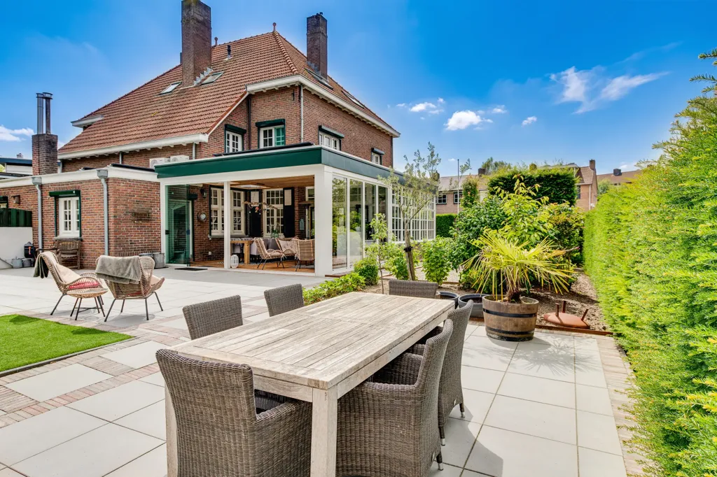 Terrasse - Monumental House with Mijnsteenberg View in Heerlen