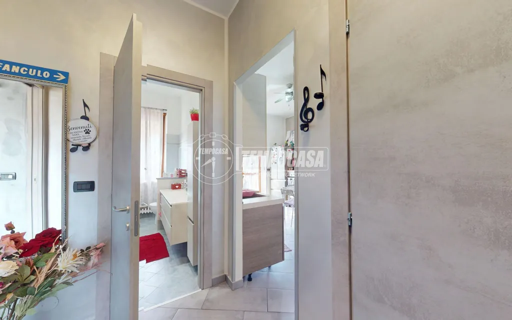Entrée - Rear-Converted Apartment with Balcony in Turin