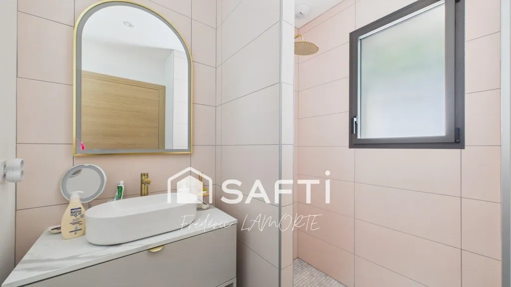 Salles de bain - Maison Contemporaine avec Piscine à Proximité