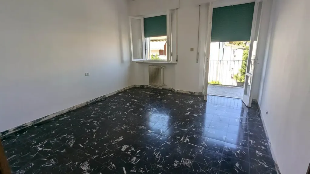 Rooms - Four-Room Apartment with Balcony in Pisa