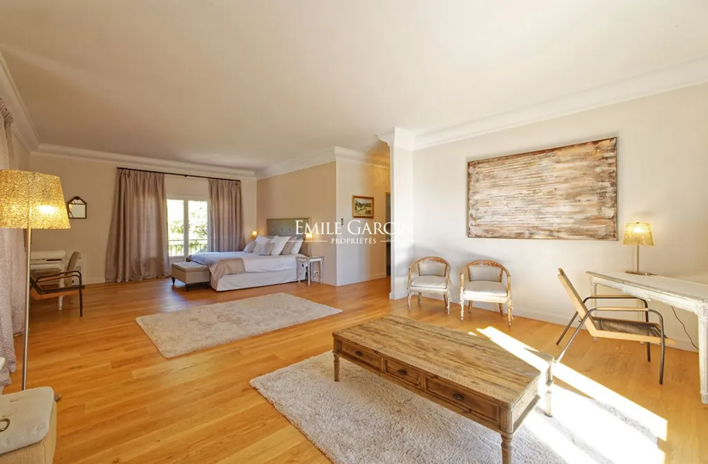 Bedrooms - Luxury Villa with Private Lake in Brignoles