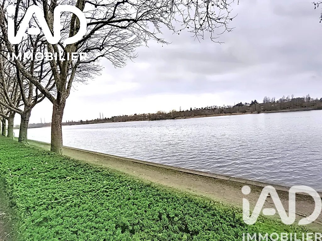 Studio with Lake View in Créteil