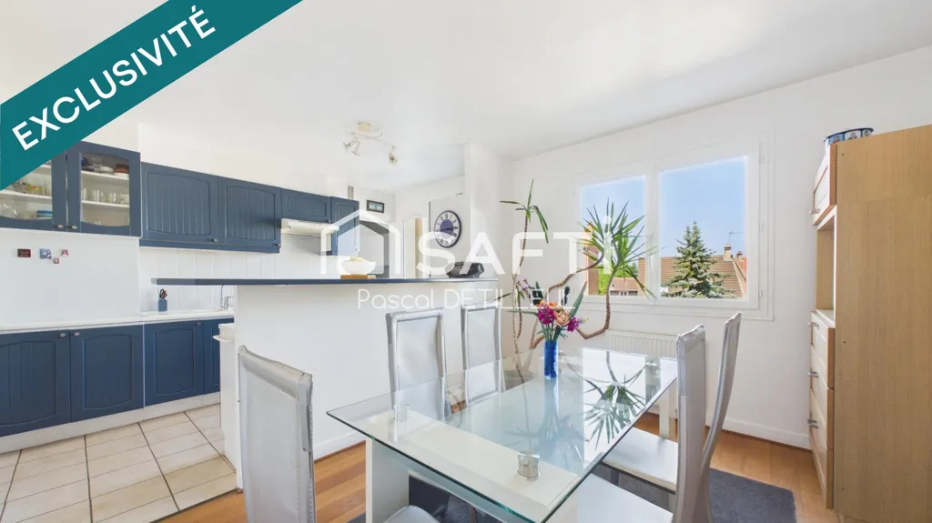 Söögituba - Spacious 7-Piece Apartment with Balcony in Garches