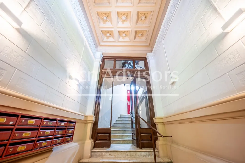 Esik - Refurbished Apartment with City Views in Dreta de l'Eixample
