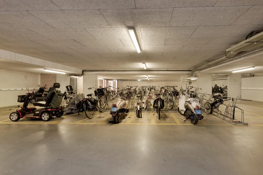 Garage - Flat with City View in Haarlem