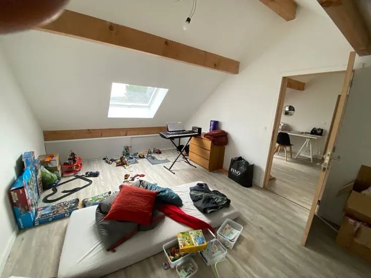Bedrooms - 6-Bed House with Solar Panels in Green Setting