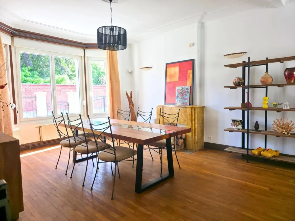 Villa Art déco avec Piscine à Caudry Centre