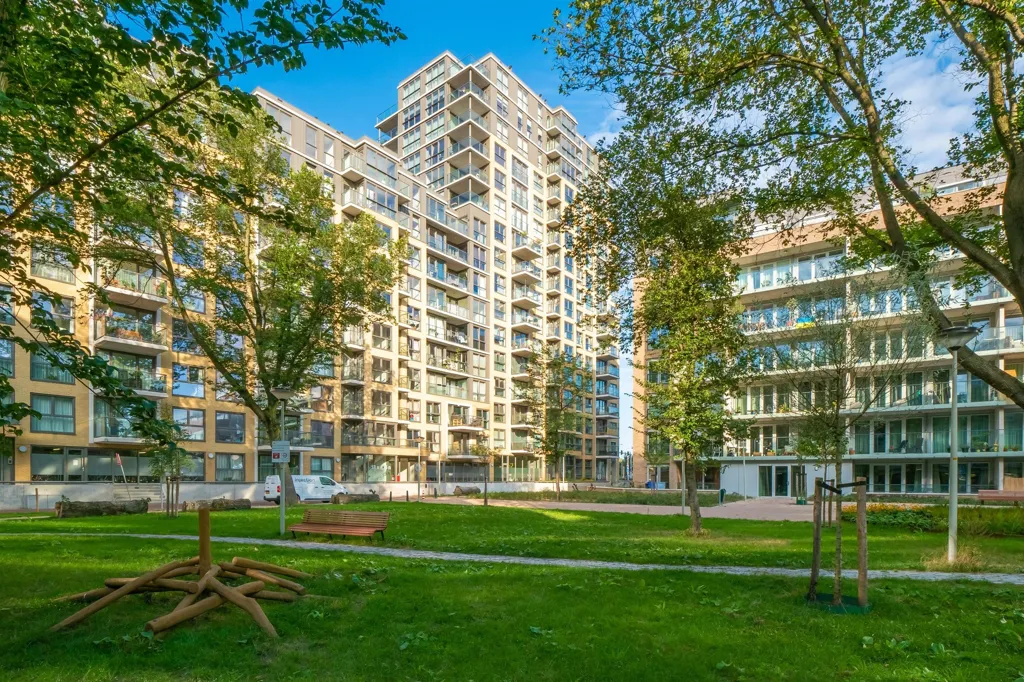 Garden - Three-Bedroom Apartment with Balcony in Den Haag