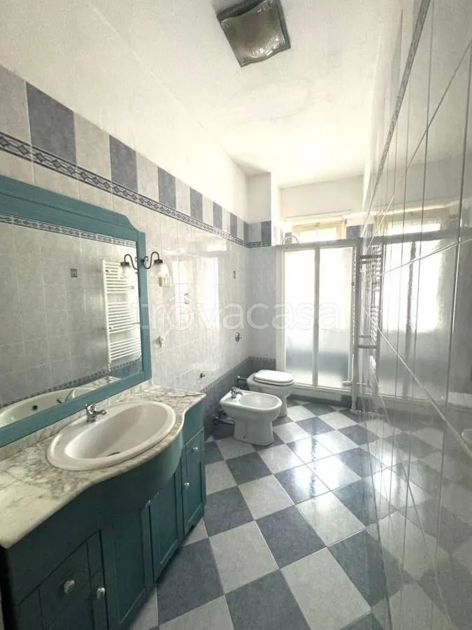 Vannitoad - Bright Two-Bedroom Apartment with Balcony in Rivoli