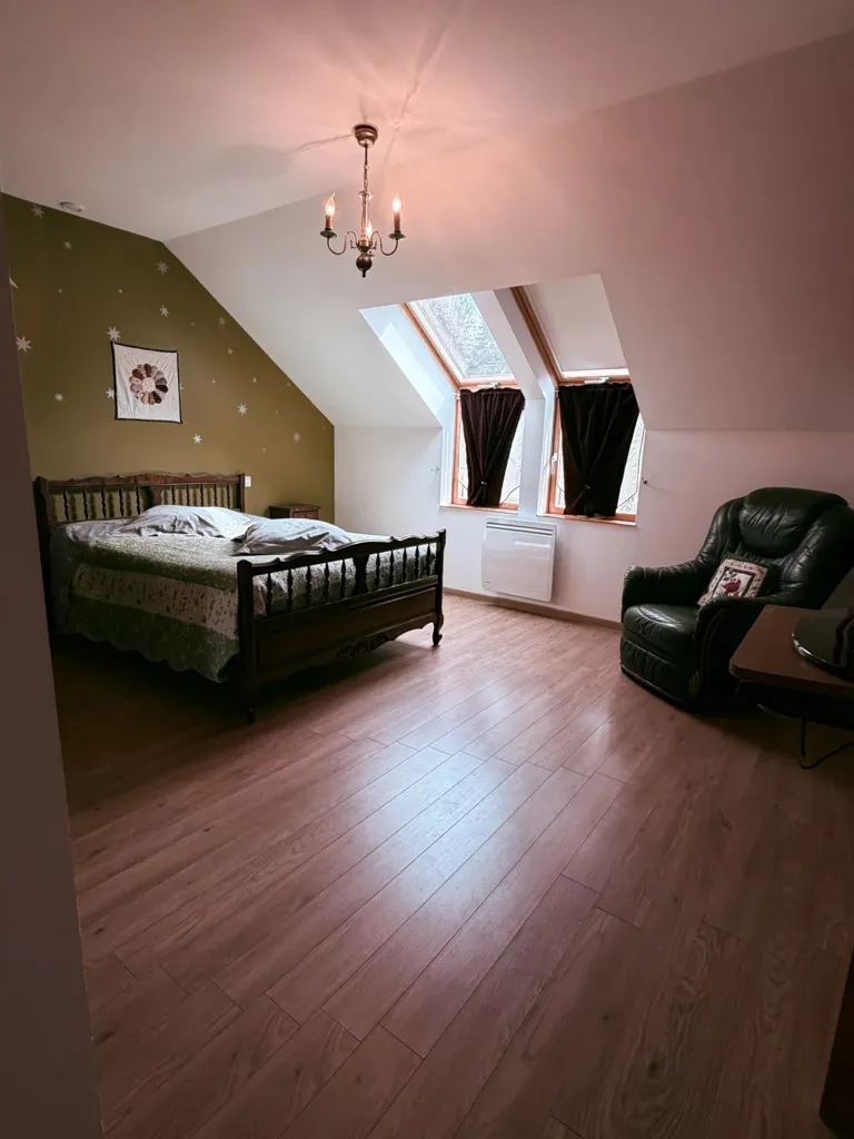 Chambres - Villa avec Vue Panoramique et Grand Balcon en Creuse