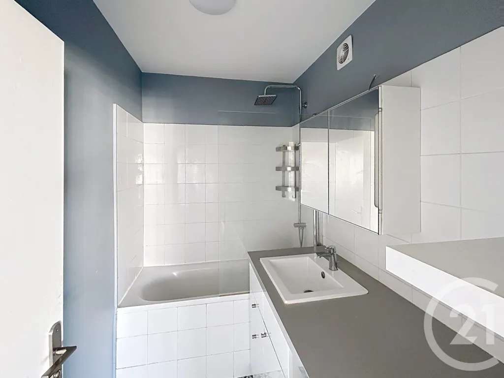 Salles de bain - Appartement avec Balcon et Vue Dégagée à Villejuif