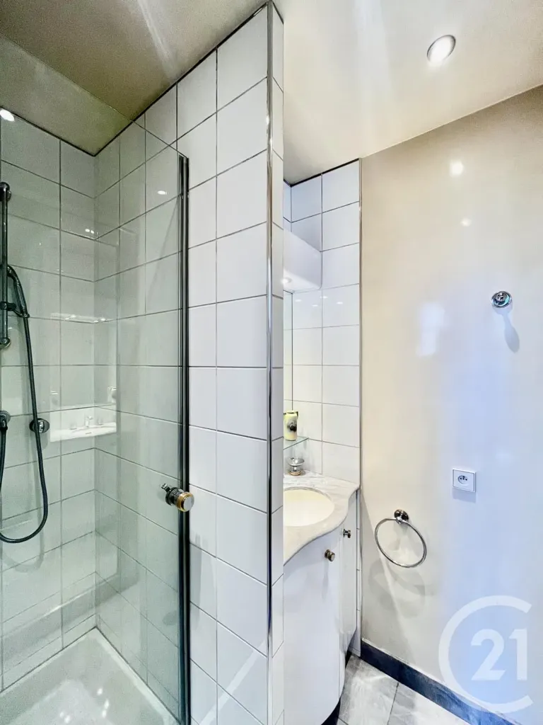Vannitoad - 4-Piece Parisian Flat with Balcony in Auteuil