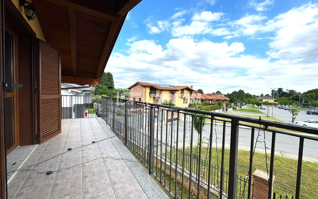 Rõdu - Modern Villa with Garden in Druento