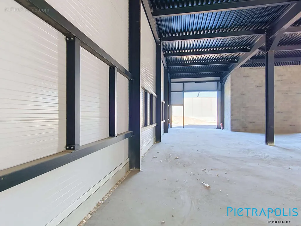 Stanze - Commercial Space with Parking in Sete