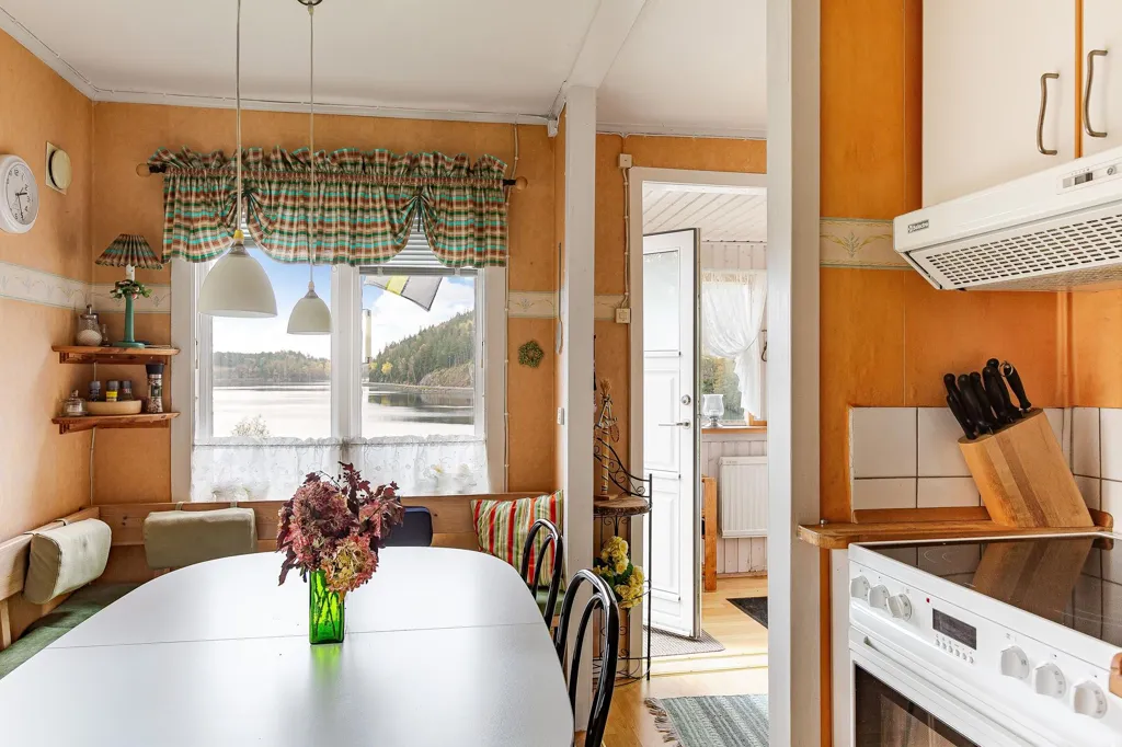 Cuisine - Lakefront Plot with Three Houses in Hällingsjö