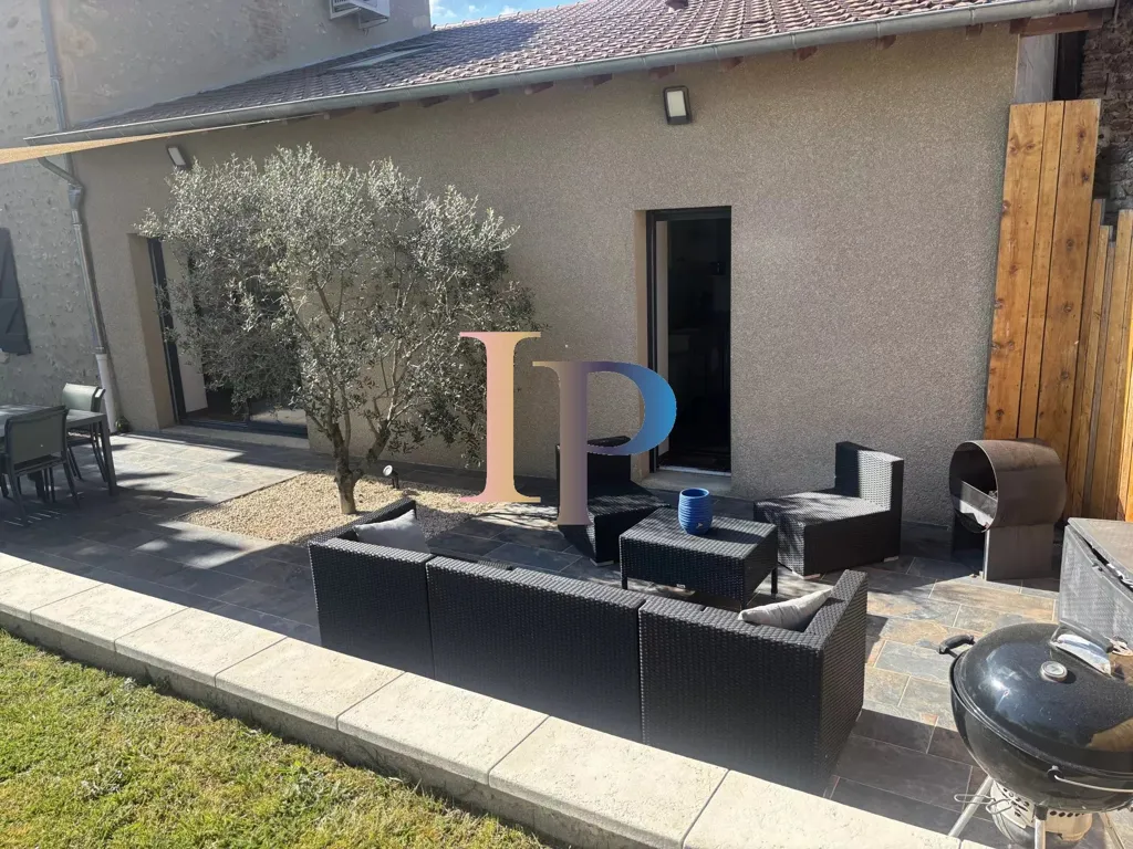 Terrasse - Maison en Pierre Rénovée avec Piscine près de Charlieu