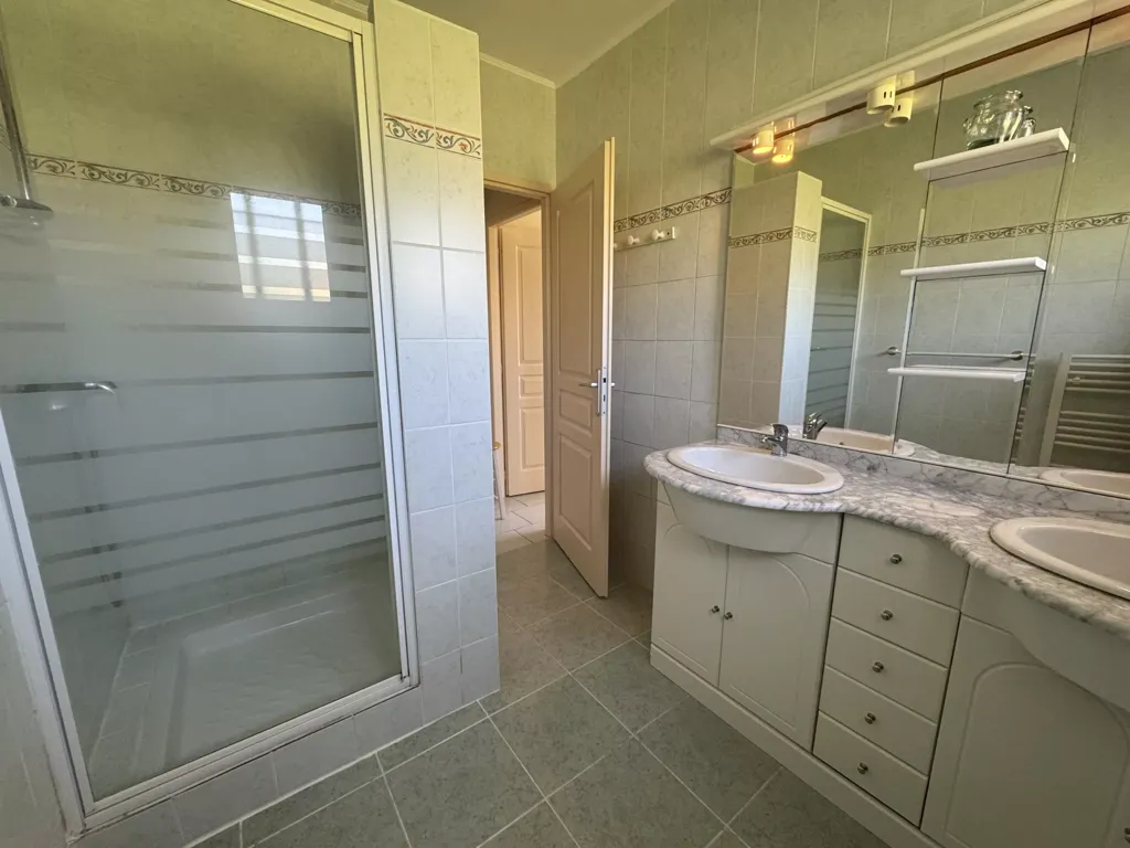 Salles de bain - Plain-pied avec Studio Indépendant et Jardin à la Campagne