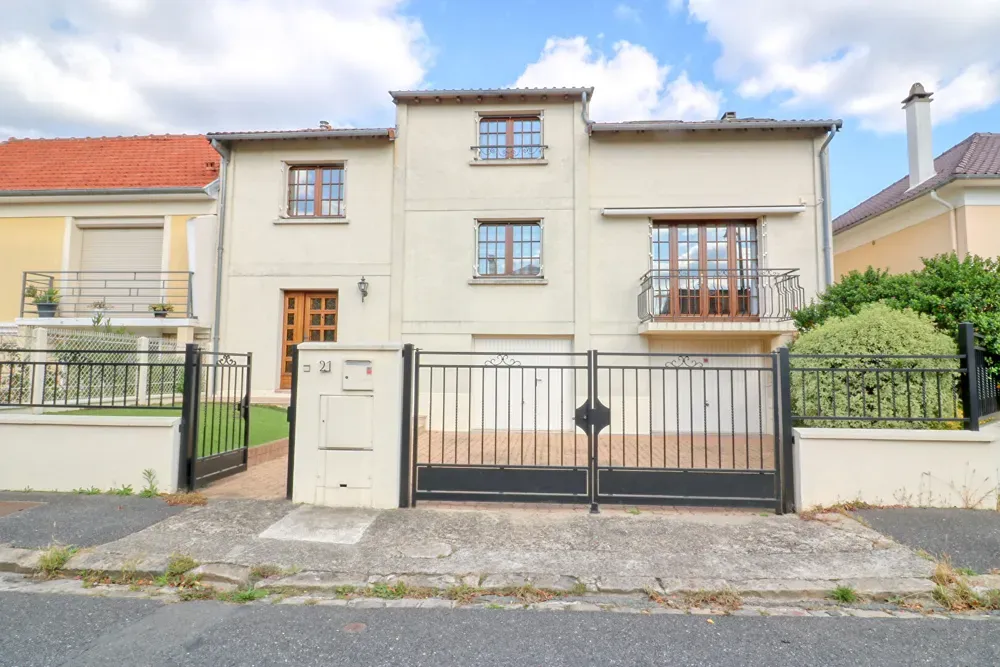 Extérieur - Maison 5 Chambres avec Balcon à Antony