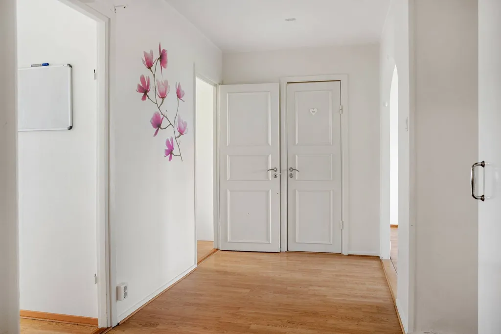 Entrée - Spacious 2nd Floor Flat with Balcony in Sunny Location