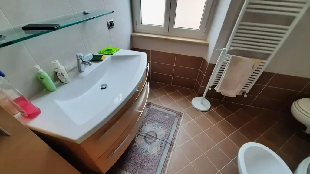 Salles de bain - Fully Renovated Apartment with Balcony in Ovada