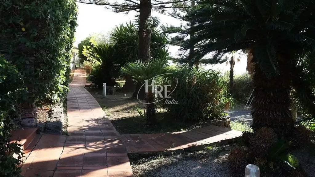 Jardin - Architectural Villa with Central Staircase in Amantea