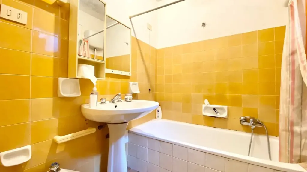 Bathrooms - 5-Bedroom Apartment in Central Ancona