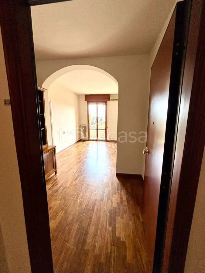 Esik - Spacious Apartment with Balcony in Modena