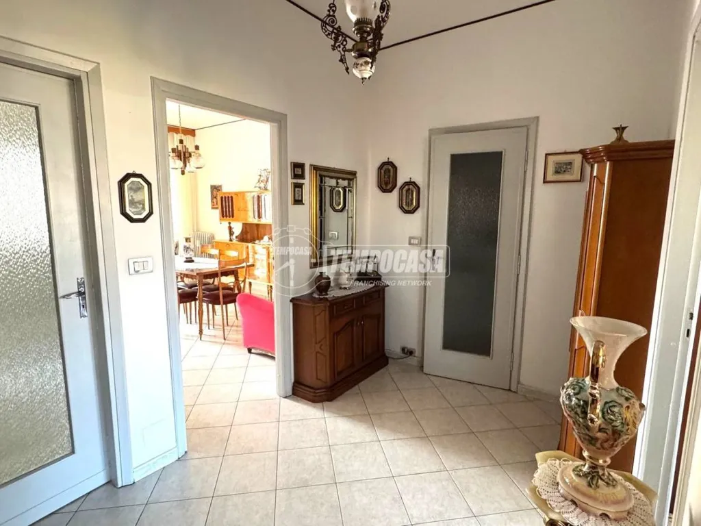 Esik - Rearranged Apartment with Balcony in Collegno