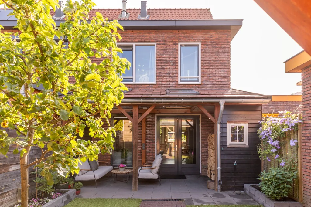 Aed - Semi-Half Corner House with Veranda in Kesteren