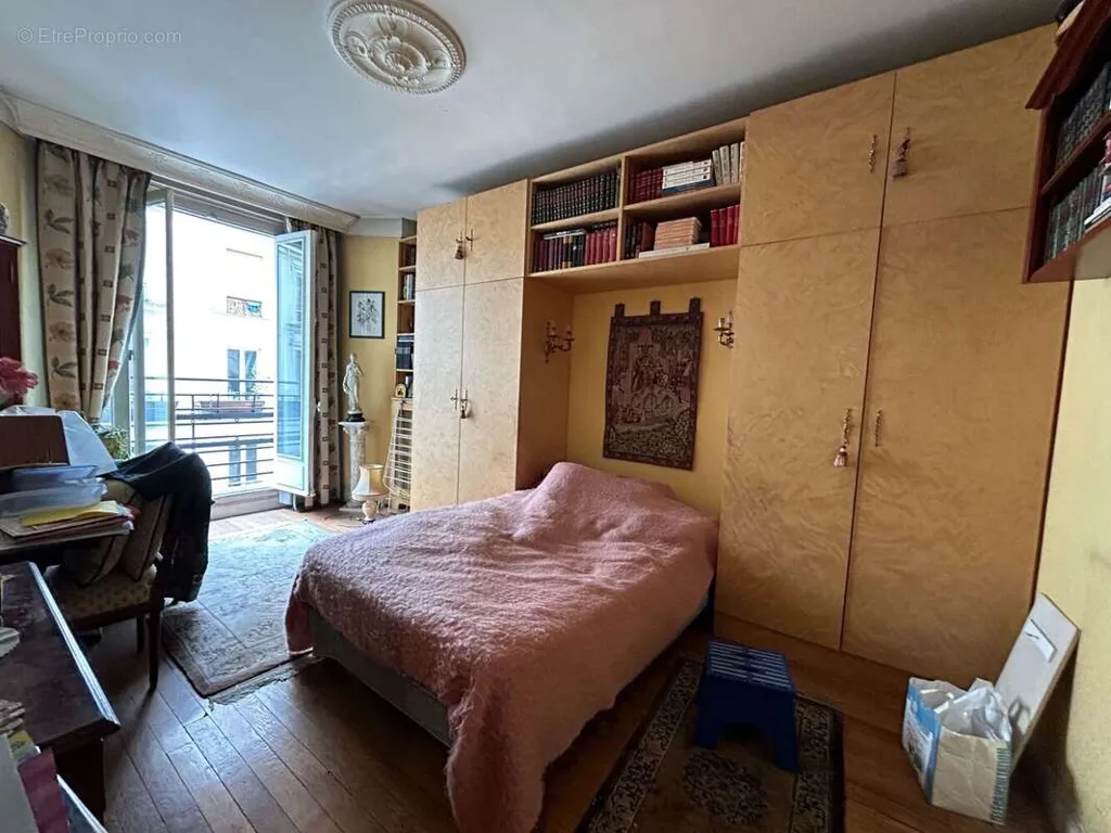 2-toaline korter asukohas Paris-17e