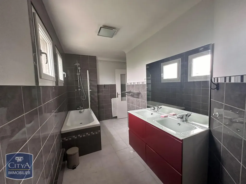 Salles de bain - Appartement Rénové avec Vue Dégagée à Pau