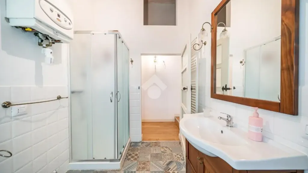 Salles de bain - Restored Rustico with Garden in Serramazzoni