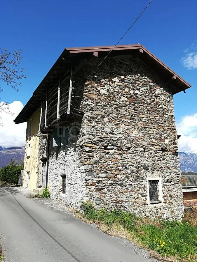 Extérieur - Rustic Property with Balcony in Colico
