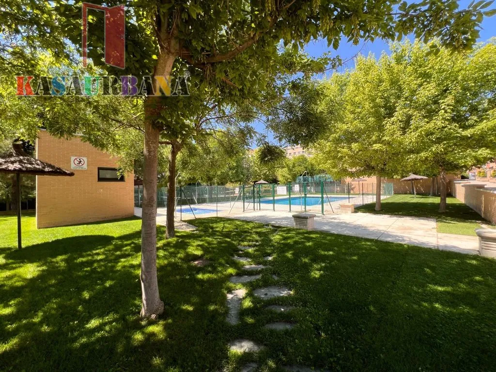 Aed - Terraced House with Pool in Hospital
