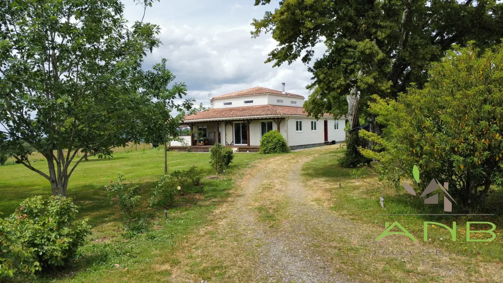 Maison Contemporaine avec Vue Panoramique à Montbron