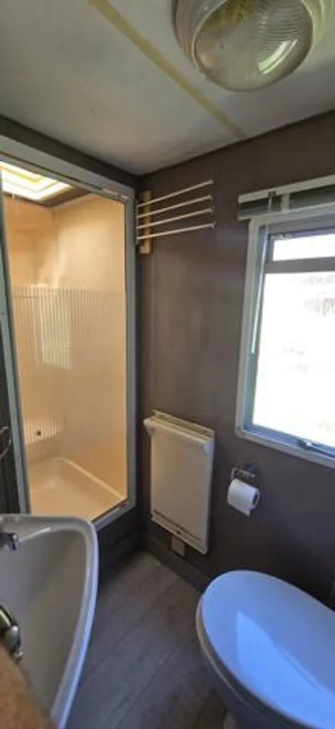 Salles de bain - Caravane 2 Chambres avec Vue sur l'Étang à Forges