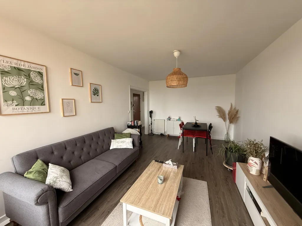Elutuba - Bright Three-Piece Apartment with Balcony in Le Mans
