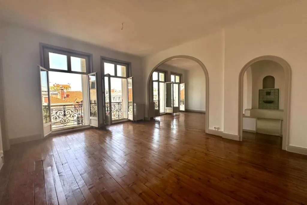 Elutuba - Bourgeois Flat with Balconies in Biarritz Centre