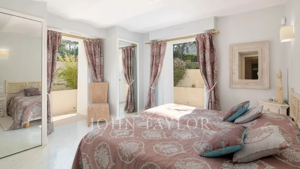 Bedrooms - 1930s Residence with Sea View in Cap d’Antibes