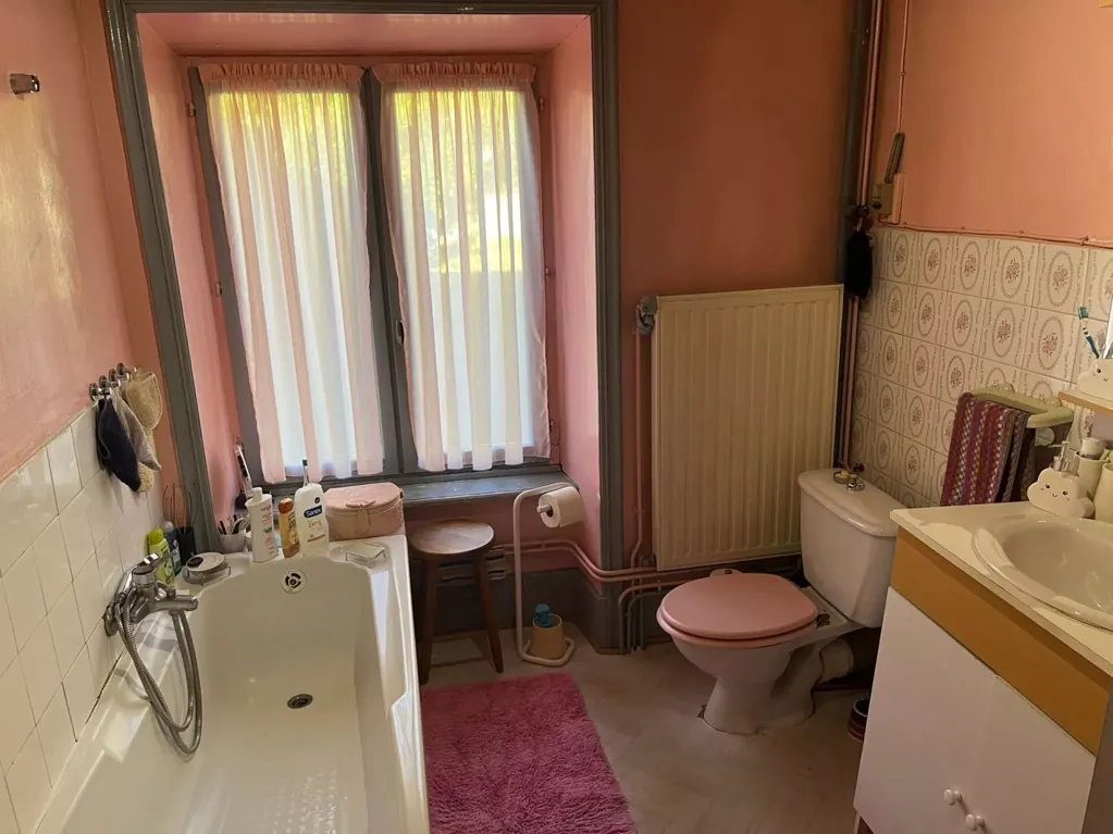 Vannitoad - Four-Bedroom House in Blesle